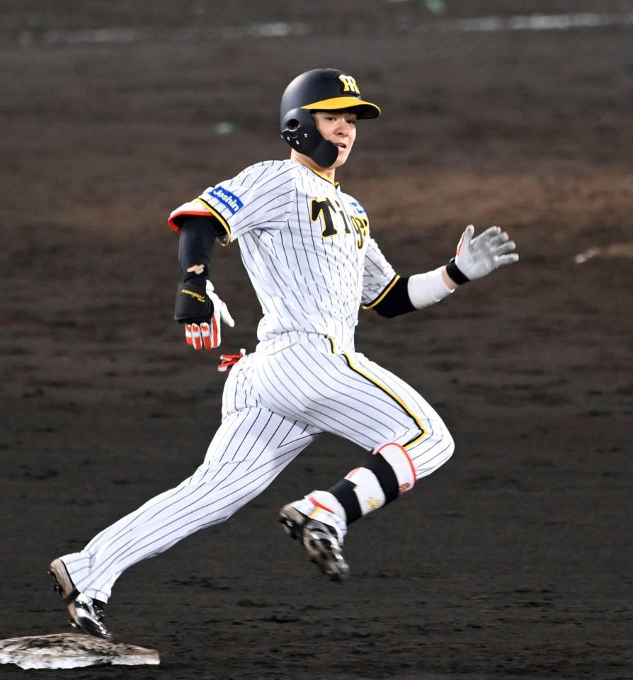 　９回、中前打を放ち激走する中野（撮影・飯室逸平）