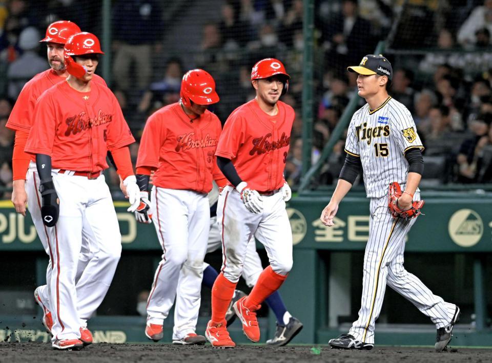 　４回、代打・松山に走者一掃の適時二塁打を打たれて逆転を許し肩を落とす西純（右端）＝撮影・立川洋一郎