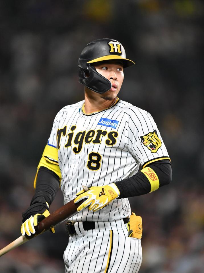 ７回、右飛に倒れた佐藤輝（撮影・中田匡峻）