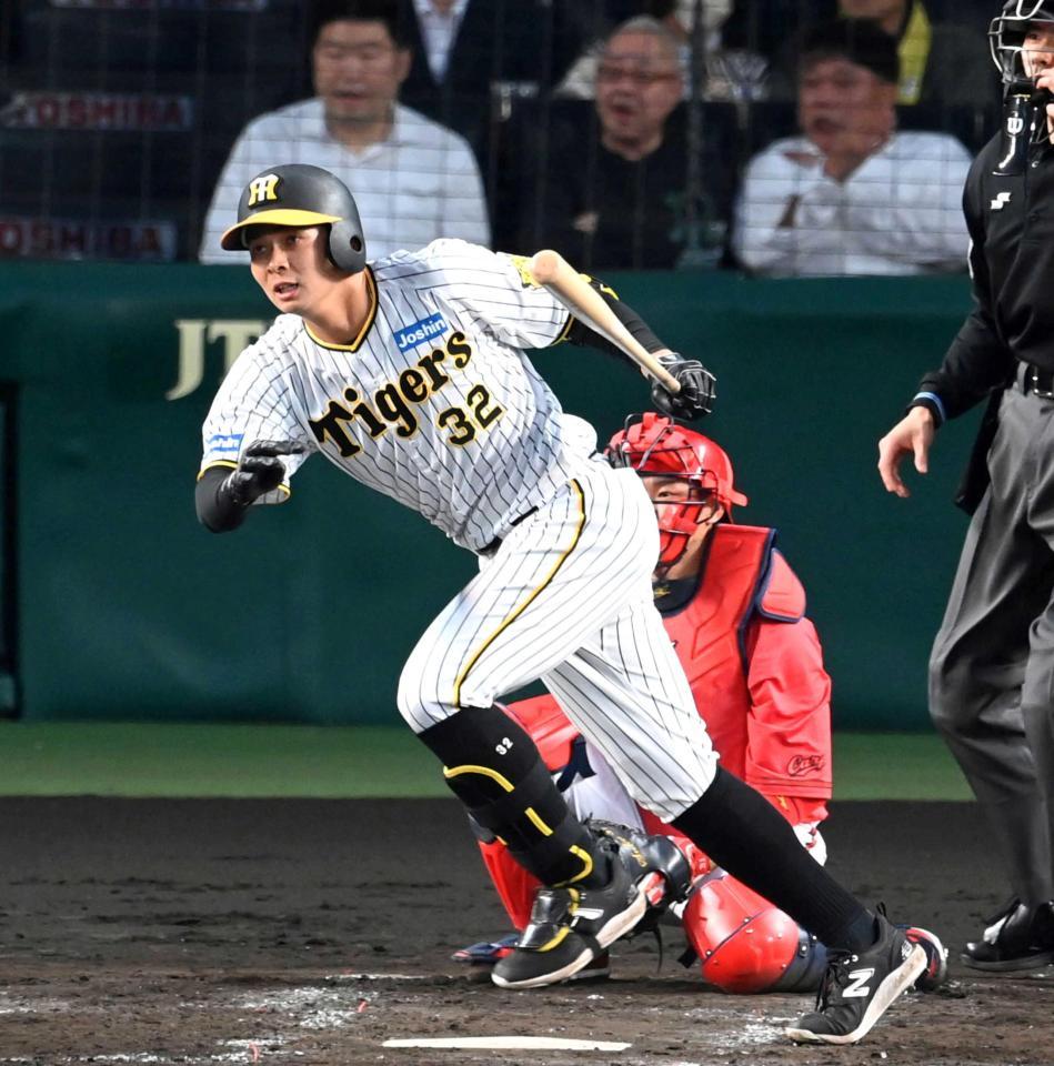 　１回、同点タイムリーを放つ井上（撮影・飯室逸平）　