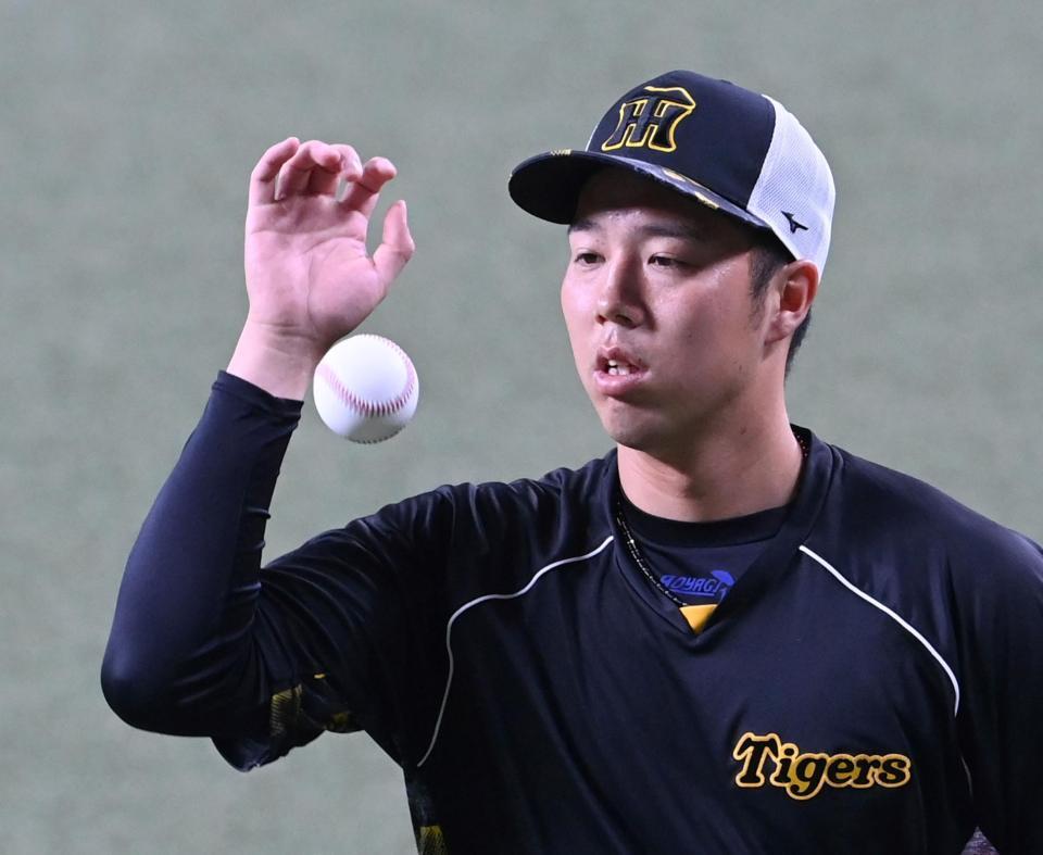 　試合前、調整する青柳（撮影・飯室逸平）