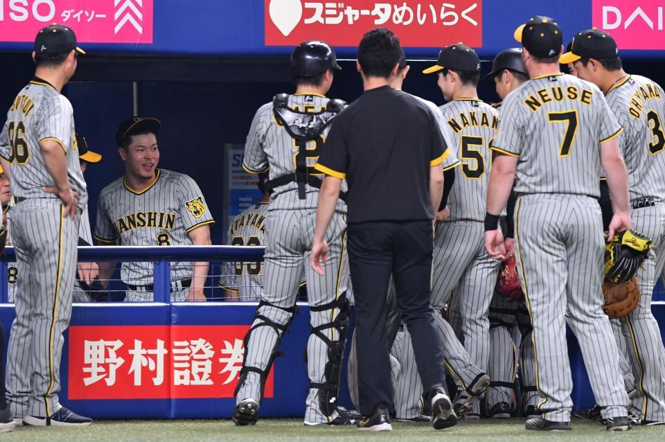 　円陣で声出しをした佐藤輝（左から２人目）＝撮影・中田匡峻