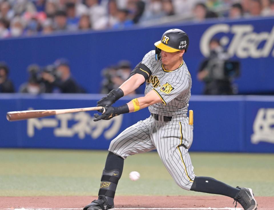 　６回、空振り三振に倒れる佐藤輝（撮影・立川洋一郎）