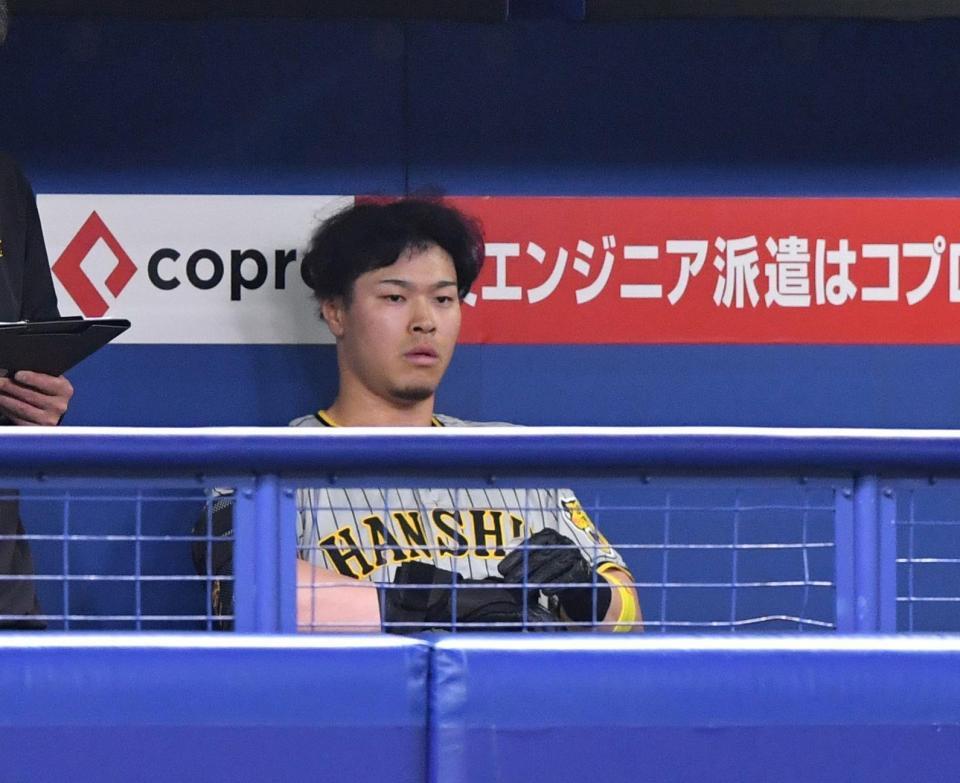 　６回、空振り三振に倒れた佐藤輝（撮影・中田匡峻）