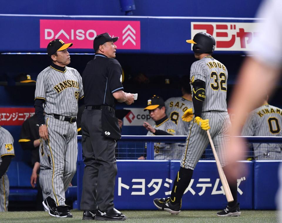 　６回の攻撃を終え、選手交代を告げる岡田監督（左）。井上（３２）と佐藤輝（８）は好機で連続三振に倒れた（撮影・中田匡峻）