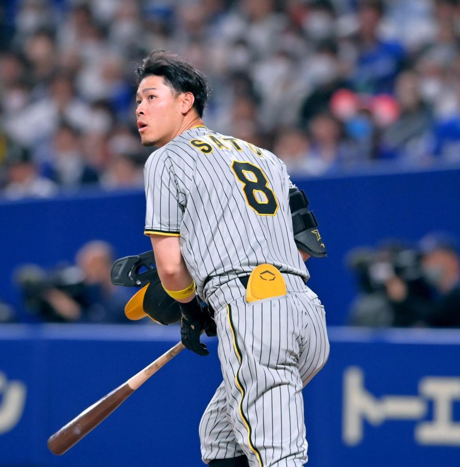 　９回、力なく打ち上がった打球を見つめ、三邪飛に倒れる佐藤輝（撮影・立川洋一郎）