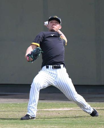 　キャッチボールする伊藤将（撮影・石井剣太郎）