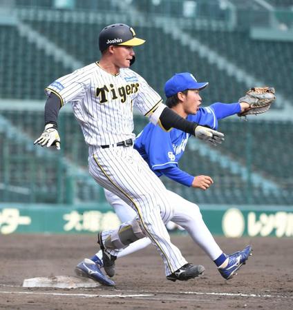 　７回、森下（左）の打球は二塁塁審に直撃し内野安打となる