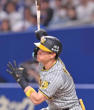 　６回、空振り三振に倒れる佐藤輝（撮影・立川洋一郎）