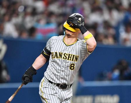 　１回、空振り三振に倒れる佐藤輝（撮影・中田匡峻）