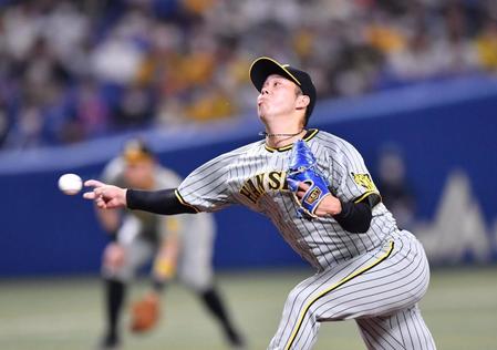 　力投する先発投手の青柳（撮影・中田匡峻）