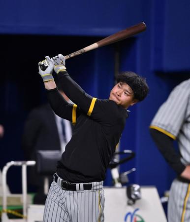 　素振りをする佐藤輝（撮影・中田匡峻）