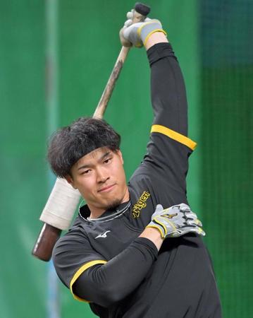 　打撃練習前にウオーミングアップをする佐藤輝（撮影・立川洋一郎）