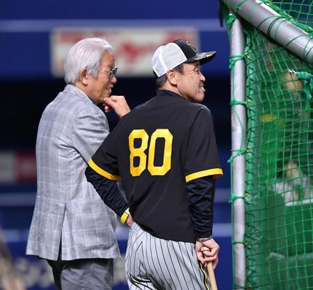 　谷沢健一氏（左）と話す岡田監督（撮影・中田匡峻）