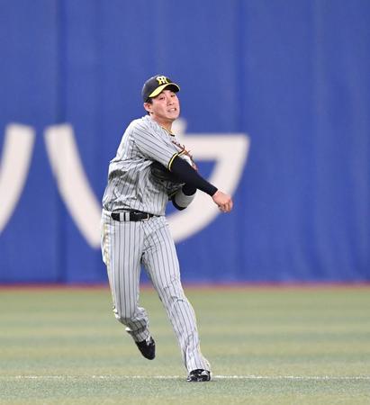 　４回、大島の打球をさばき、一塁に送球する木浪（撮影・中田匡峻）