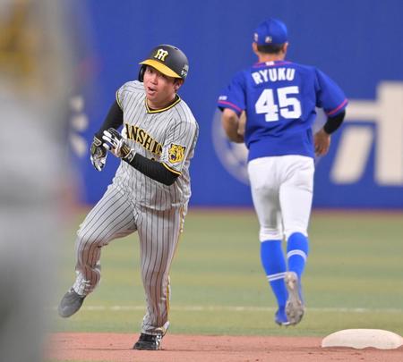 　６回、近本の右中間を破る打球を見て二塁を蹴って加速する村上（撮影・立川洋一郎）