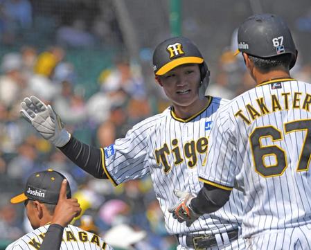 　５回、片山の押し出し四球で生還した森下は高寺（右）とタッチを交わす（撮影・北村雅宏）