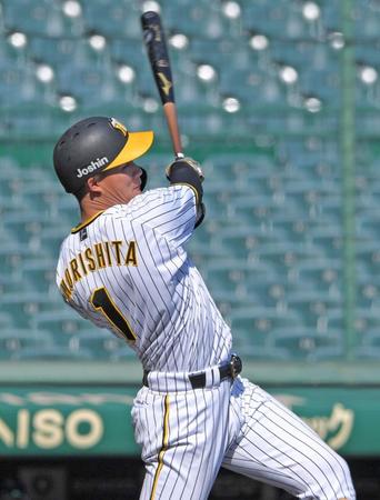 　６回、二塁打を放つ森下（撮影・北村雅宏）