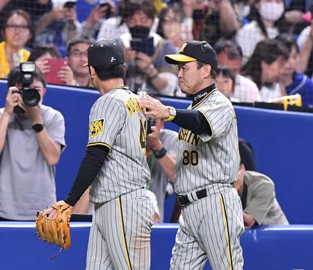 　プロ初勝利を挙げた村上（左）をねぎらう岡田監督（撮影・中田匡峻）