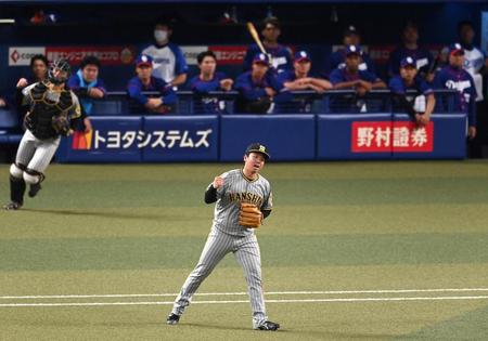 　プロ初完封初勝利を飾りガッツポーズする村上（撮影・飯室逸平）