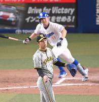 　３回、小笠原にタイムリーを打たれる青柳