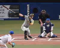 　６回、３打席連続の空振り三振に倒れる佐藤輝