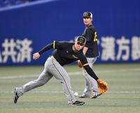 　ノックを受ける佐藤輝。後方は渡辺諒（撮影・中田匡峻）