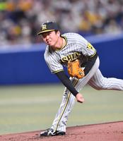 　力投する先発投手の村上（撮影・中田匡峻）