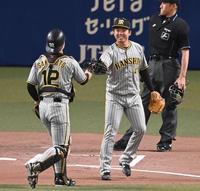 　笑顔で坂本にマスクを手渡す村上（撮影・飯室逸平）