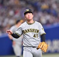 　４回、大島を遊ゴロに打ち取るも、何かに納得がいっていない様子の村上（撮影・中田匡峻）