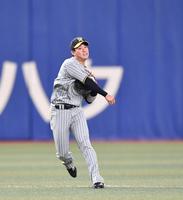 　４回、大島の打球をさばき、一塁に送球する木浪（撮影・中田匡峻）