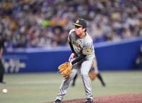 　５回、福永に中前打を浴びる村上（撮影・中田匡峻）