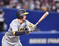 　６回、右中間に先制適時三塁打を放つ近本（撮影・中田匡峻）