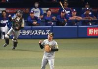 　プロ初完封でプロ初勝利を飾りガッツポーズする村上（撮影・飯室逸平）