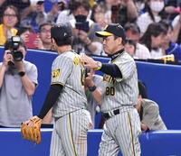 　プロ初勝利を挙げた村上（左）をねぎらう岡田監督（撮影・中田匡峻）