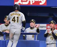 　６回、近本の先制適時三塁打で生還した村上（４１）を迎える岡田監督（右から２人目）＝撮影・中田匡峻