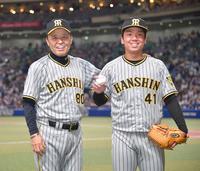 　プロ初勝利を完封で飾り、岡田監督（左）からの祝福を受け笑顔を見せる村上（撮影・立川洋一郎）