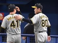 　村上（４１）を称える岡田監督（撮影・飯室逸平）