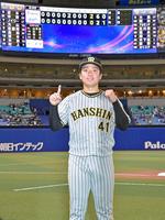 　プロ１勝目を完封で飾りポーズを決める村上（撮影・立川洋一郎）