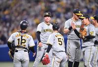 　ナインがタッチを交わす中、プロ初勝利を挙げた村上（左から２人目）は坂本（１２）から声をかけられ、少し頬が緩む（撮影・中田匡峻）