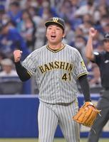 　９回、岡林を二ゴロに打ち取ってプロ初勝利を挙げガッツポーズを見せる村上（撮影・立川洋一郎）