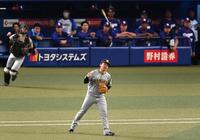 　プロ初完封初勝利を飾りガッツポーズする村上（撮影・飯室逸平）