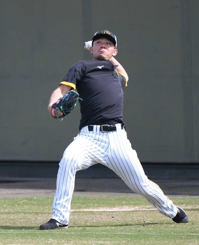 　キャッチボールする伊藤将（撮影・石井剣太郎）