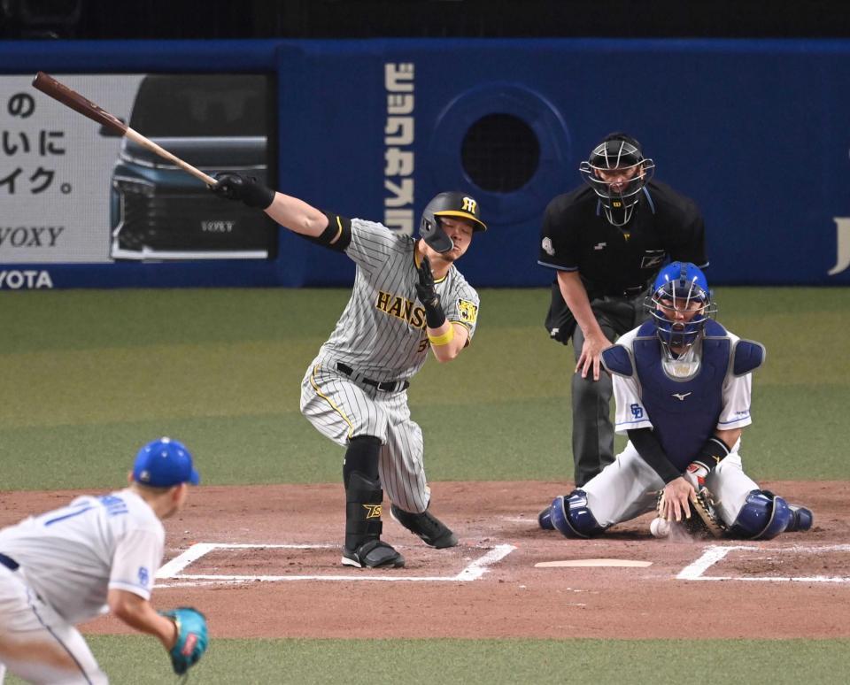 　６回、３打席連続の空振り三振に倒れる佐藤輝