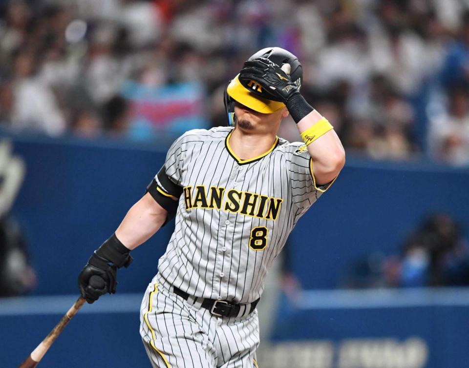 　１回、空振り三振に倒れる佐藤輝（撮影・中田匡峻）