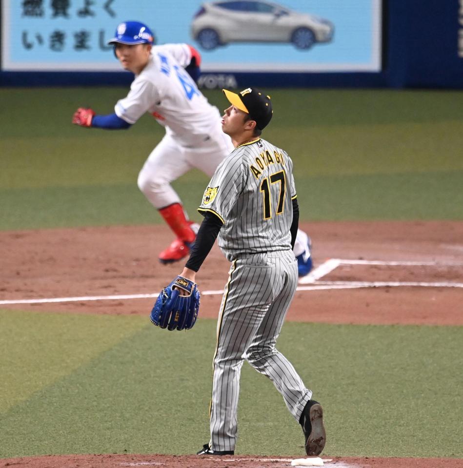 　１回、溝脇に勝ち越し適時二塁打を浴びる青柳（撮影・飯室逸平）