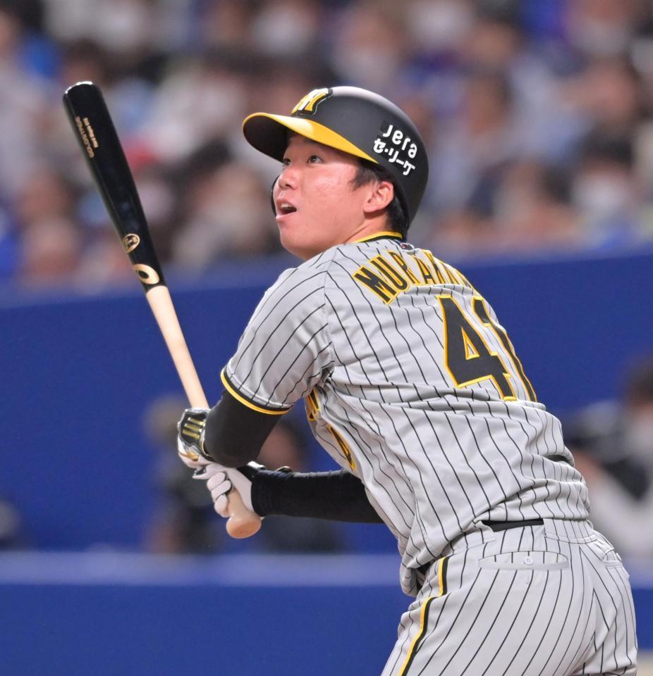 　６回、左前打を放つ村上（撮影・立川洋一郎）