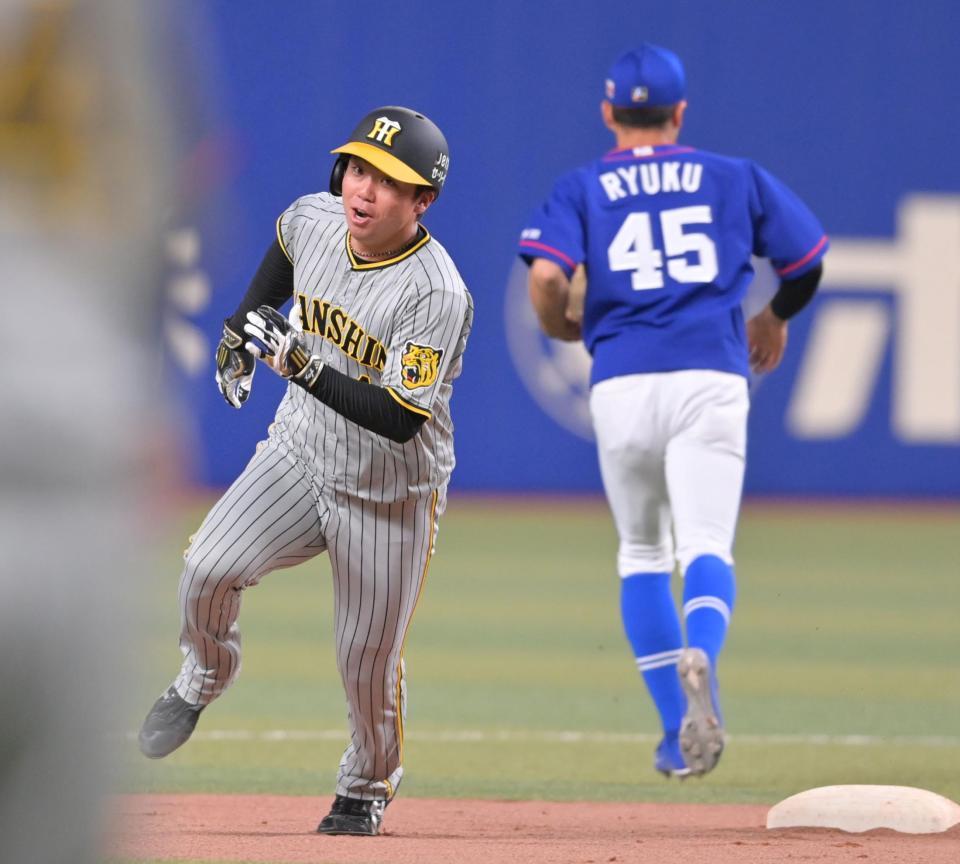 　６回、近本の右中間を破る打球を見て二塁を蹴って加速する村上（撮影・立川洋一郎）