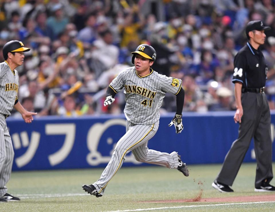 　６回、近本の先制適時三塁打で生還する一走の村上（撮影・中田匡峻）