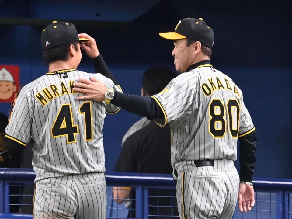 　村上（４１）を称える岡田監督（撮影・飯室逸平）